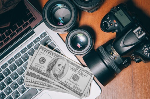 מצלמה וכסף על שולחן