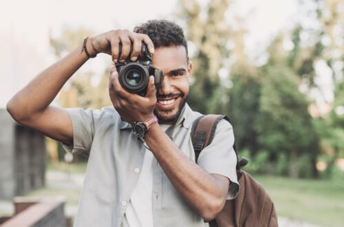 אדם עם מצלמה