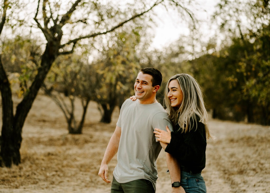 תמונה של זוג בשדה