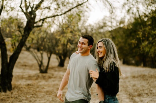 תמונה של זוג בשדה